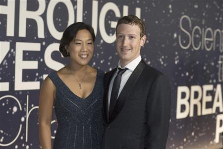 米フェイスブック（ＦＢ）の最高経営責任者（ＣＥＯ）、マーク・ザッカーバーグ氏（右）＝２０１４年１１月９日、米カリフォルニア州マウンテンビュー（ＡＰ）