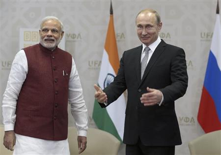 インドのナレンドラ・モディ首相（左）＝２０１５年７月８日、ロシア連邦・バシコルトスタン共和国ウファ（ＡＰ）