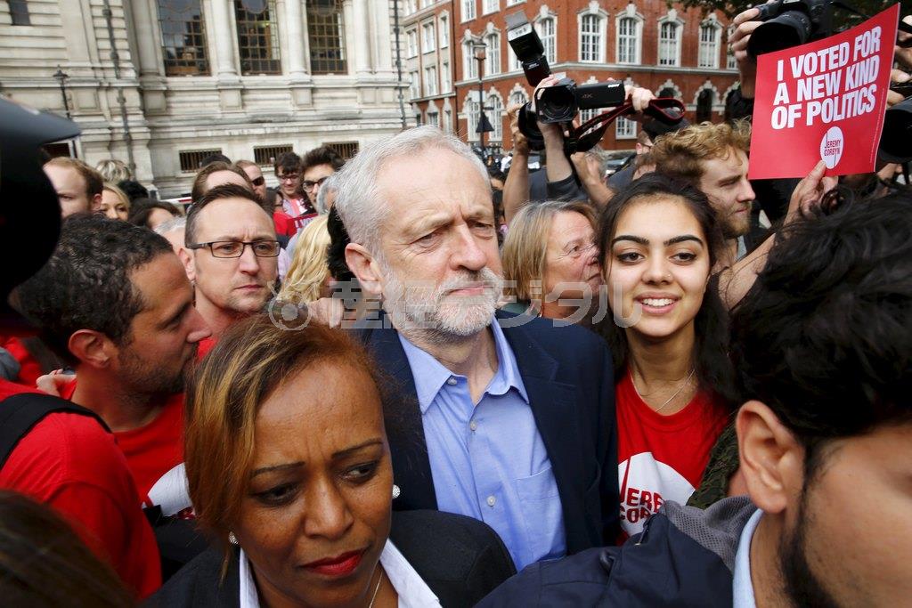 ９月１２日の労働党党首選の結果発表前に首都ロンドン市内中心部で支持者らに囲まれるジェレミー・コービン氏（中央）＝２０１５年、英国（ロイター）