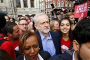 ９月１２日の労働党党首選の結果発表前に首都ロンドン市内中心部で支持者らに囲まれるジェレミー・コービン氏（中央）＝２０１５年、英国（ロイター）