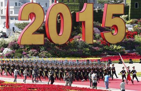 首都北京市で９月３日に開かれた軍事パレード。中継を見ていない人には容赦ない攻撃を加えている＝２０１５年、中国（ロイター）