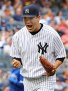 七回を投げ終え、雄たけびを上げるヤンキースの田中将大（まさひろ）＝２０１５年９月１３日、米ニューヨーク（共同）