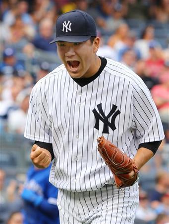 七回を投げ終え、雄たけびを上げるヤンキースの田中将大（まさひろ）＝２０１５年９月１３日、米ニューヨーク（共同）