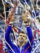 ４年ぶり２度目の優勝を果たしたノバク・ジョコビッチ＝２０１５年９月１３日、米ニューヨーク（ＡＰ）