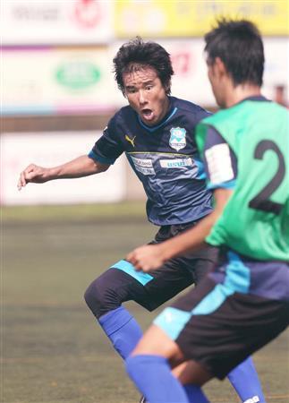 日本フットボールリーグ（ＪＦＬ）アスルクラロ沼津の練習に参加した中山雅史＝２０１５年９月５日、静岡県沼津市（ゲッティ＝共同）