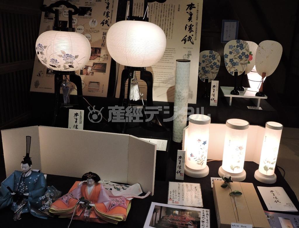 ユネスコ登録を契機に和紙で作られた商品の数が増え、あんどんやひな人形も登場＝２０１５年８月１０日、岐阜県岐阜市（藤沢志穂子撮影）