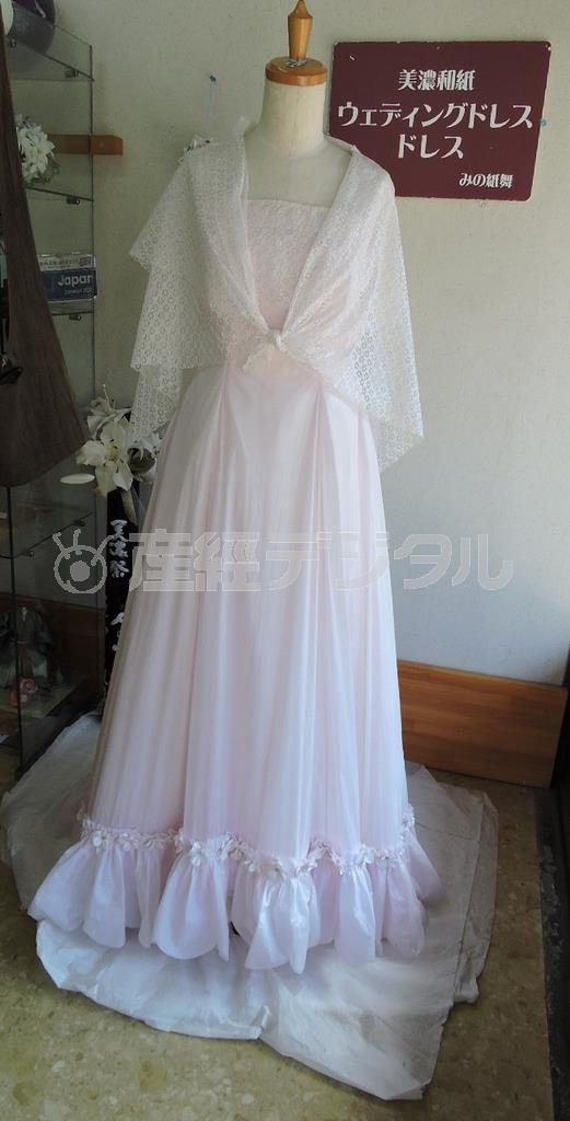 「みの紙舞」では和紙を生地として縫製するウェディングドレスを作っている＝２０１５年８月１１日、岐阜県美濃市（藤沢志穂子撮影）