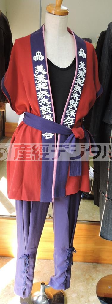 「みの紙舞」では和紙糸を織った布でさまざまな衣料を試作している。実際にイベントで使われたはっぴ＝２０１５年８月１１日、岐阜県美濃市（藤沢志穂子撮影）