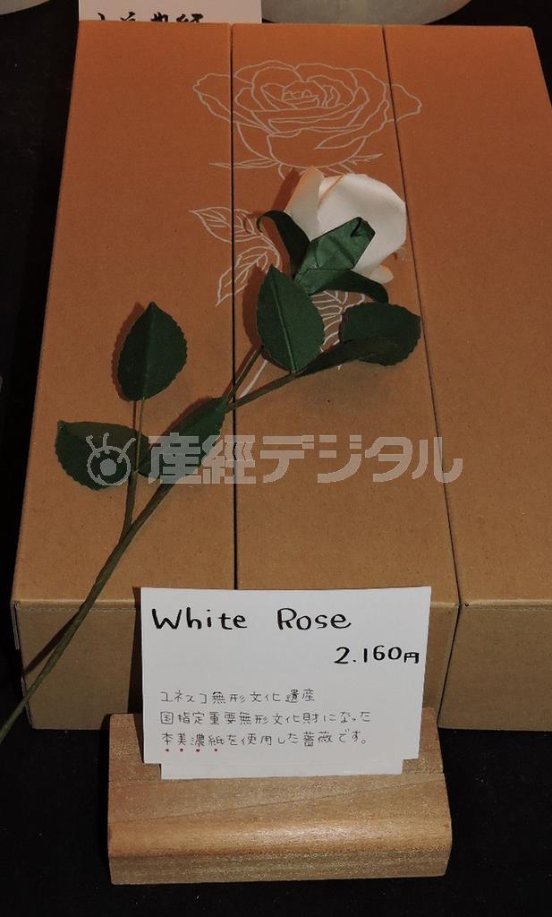 和紙を使った造花もお土産物として人気＝２０１５年８月１０日、岐阜県岐阜市（藤沢志穂子撮影）