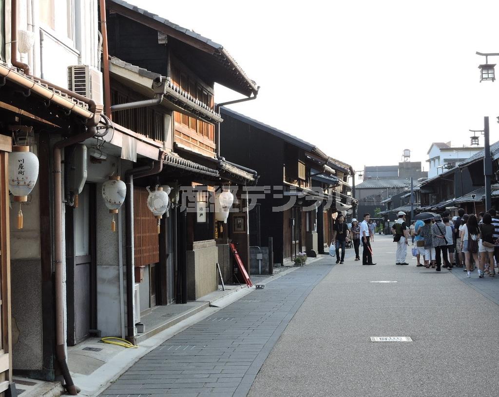 長良川にほど近い格子戸の並ぶ町並み。かつては材木や和紙の問屋街で、店内をトロッコが走っていた名残もあり奥行きは深く、多くがカフェや土産物屋に改造されている＝２０１５年８月１０日、岐阜県岐阜市（藤沢志穂子撮影）