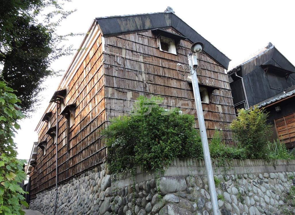 かつて紙が収蔵されていた蔵は、スギの皮が貼られ湿気を吸う役割を果たしていた＝２０１５年８月１０日、岐阜県岐阜市（藤沢志穂子撮影）