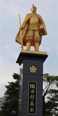 ＪＲ岐阜駅前に立つ織田信長像＝２０１５年８月１１日、岐阜県岐阜市（藤沢志穂子撮影）