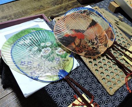 岐阜伝統の「水うちわ」は外国人向けのお土産としても人気が高い。骨組みは手作りの竹細工。手書きの絵柄でニスを丁寧に塗った製品は数万円の値がつく＝２０１５年８月１０日、岐阜県岐阜市（藤沢志穂子撮影）