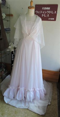 「みの紙舞」では和紙を生地として縫製するウェディングドレスを作っている＝２０１５年８月１１日、岐阜県美濃市（藤沢志穂子撮影）