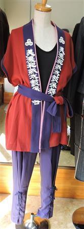 「みの紙舞」では和紙糸を織った布でさまざまな衣料を試作している。実際にイベントで使われたはっぴ＝２０１５年８月１１日、岐阜県美濃市（藤沢志穂子撮影）