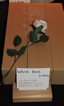 和紙を使った造花もお土産物として人気＝２０１５年８月１０日、岐阜県岐阜市（藤沢志穂子撮影）