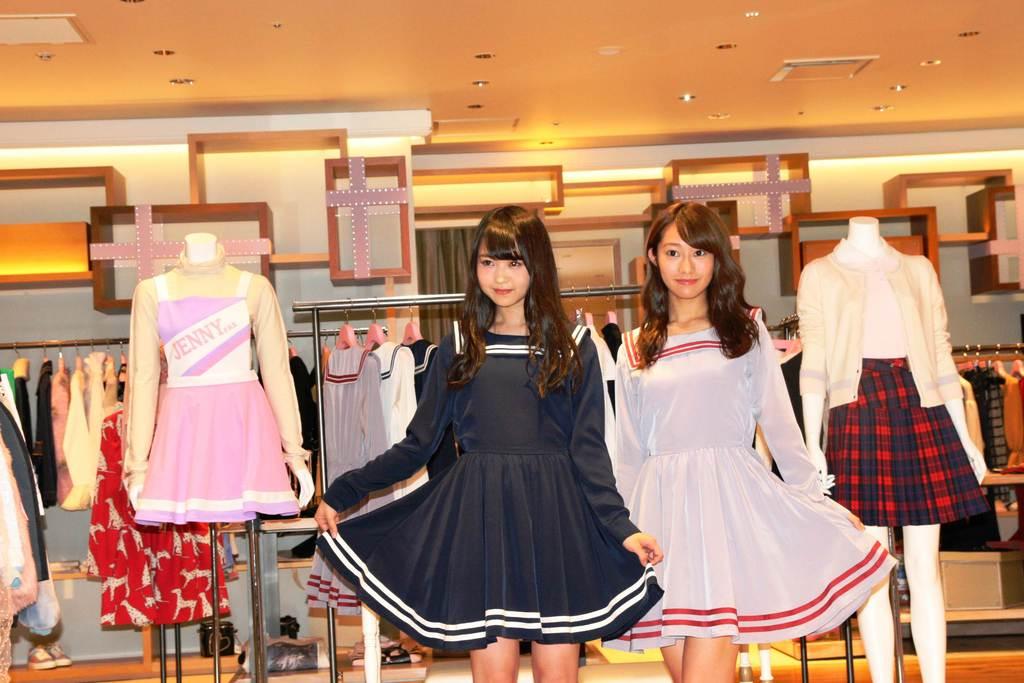 日常づかいも意識した制服ファッションの新作をアピールした人気アイドルグループ「乃木坂４６」の伊藤万理華さん（左）と桜井玲香さん（右）＝１６日、東京都新宿区の伊勢丹新宿本店（永田岳彦撮影）