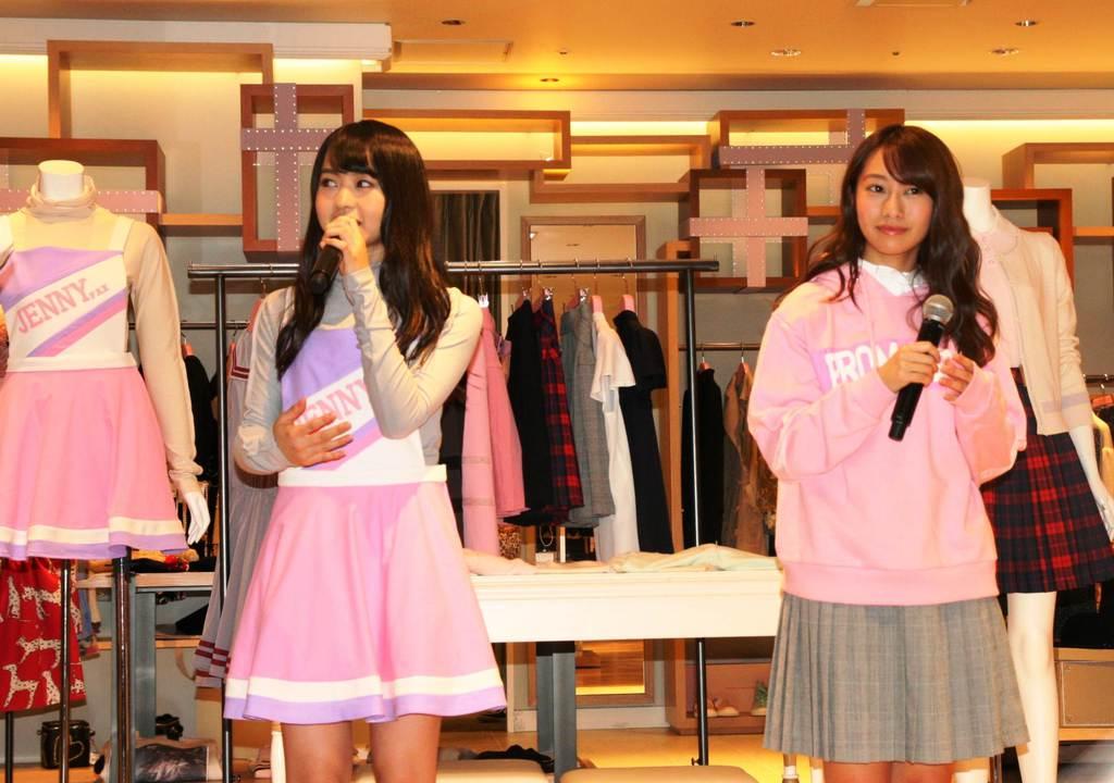 チアガールの衣装やパーカーなどを取り入れた制服ファッションの新作をアピールした人気アイドルグループ「乃木坂４６」の伊藤万理華さん（左）と桜井玲香さん（右）＝１６日、東京都新宿区の伊勢丹新宿本店（永田岳彦撮影）