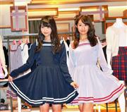 日常づかいも意識した制服ファッションの新作をアピールした人気アイドルグループ「乃木坂４６」の伊藤万理華さん（左）と桜井玲香さん（右）＝１６日、東京都新宿区の伊勢丹新宿本店（永田岳彦撮影）