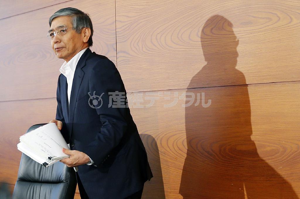 金融政策決定会合後の記者会見を終え、席を立つ日銀の黒田東彦（はるひこ）総裁＝２０１５年９月１５日午後、東京都中央区日本橋本石町の日本銀行本店（共同）