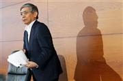 金融政策決定会合後の記者会見を終え、席を立つ日銀の黒田東彦（はるひこ）総裁＝２０１５年９月１５日午後、東京都中央区日本橋本石町の日本銀行本店（共同）
