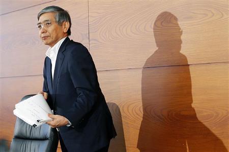 金融政策決定会合後の記者会見を終え、席を立つ日銀の黒田東彦（はるひこ）総裁＝２０１５年９月１５日午後、東京都中央区日本橋本石町の日本銀行本店（共同）