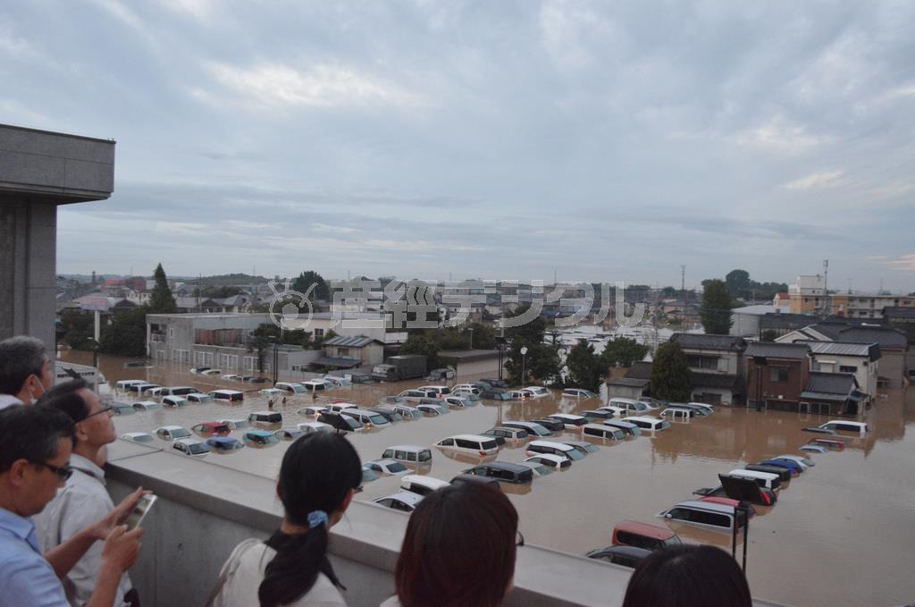 濁流に囲まれた防災対策本部のある常総市役所。防災拠点としての機能を果たせなかった＝２０１５年９月１１日、茨城県常総市（中辻健太郎撮影）