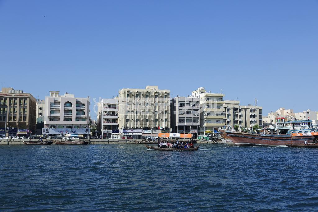 波が穏やかなオールドドバイの入江。対岸への小舟は市民の生活の足になっている＝２０１４年１１月２７日、アラブ首長国連邦・ドバイ（倉谷清文さん撮影）