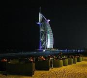 ビーチ沿いのレストランで七つ星ホテル「バージュ・アル・アラブ」を眺めながらのぜいたくなディナーを満喫＝２０１４年１１月２９日、アラブ首長国連邦・ドバイ（倉谷清文さん撮影）