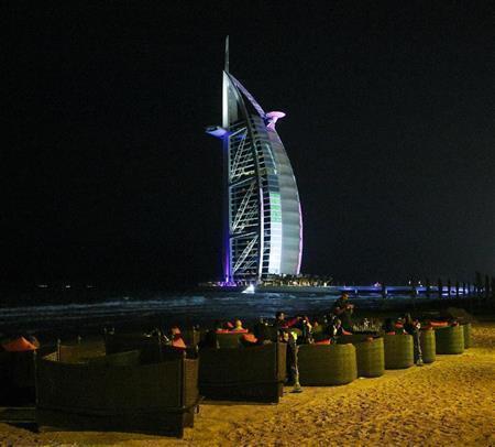 ビーチ沿いのレストランで七つ星ホテル「バージュ・アル・アラブ」を眺めながらのぜいたくなディナーを満喫＝２０１４年１１月２９日、アラブ首長国連邦・ドバイ（倉谷清文さん撮影）