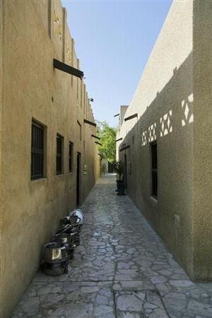 古い街並みを残すオールドドバイの歴史地区「バスタキヤ」。異世界に迷い込んでしまったような、不思議な感覚だ＝２０１４年１１月２７日、アラブ首長国連邦・ドバイ（倉谷清文さん撮影）