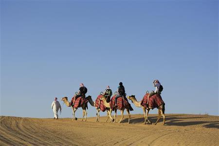 キャメルライディングにも初挑戦。背中にまたがるのを待ってラクダが立ち上がると、その高さに驚く＝２０１４年１１月２７日、アラブ首長国連邦・ドバイ（倉谷清文さん撮影）