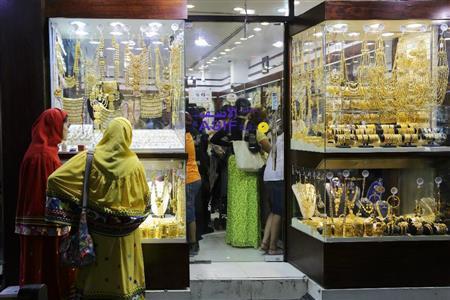 金のマーケットとして知られる「ゴールドスーク」。ドバイは世界でも有数の金の市場で、シルクロードの昔から商人が大量の金を扱ってきた＝２０１４年１１月２６日、アラブ首長国連邦・ドバイ（倉谷清文さん撮影）
