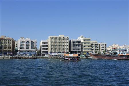 波が穏やかなオールドドバイの入江。対岸への小舟は市民の生活の足になっている＝２０１４年１１月２７日、アラブ首長国連邦・ドバイ（倉谷清文さん撮影）