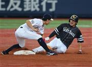 オリックス戦の五回、２盗を決め、トリプルスリーに到達したソフトバンクの柳田悠岐（やなぎた・ゆうき、右）＝２０１５年９月１５日、大阪市西区の京セラドーム大阪（吉沢良太撮影）