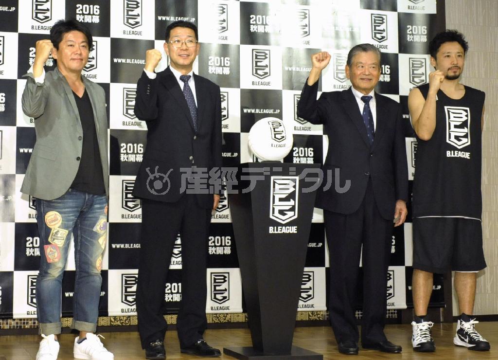 記者会見でポーズをとる（左から）堀江貴文氏、日本バスケットボール協会の大河正明チェアマン、川淵三郎理事長、田臥（たぶせ）勇太選手＝２０１５年９月１５日、東京都港区（共同）