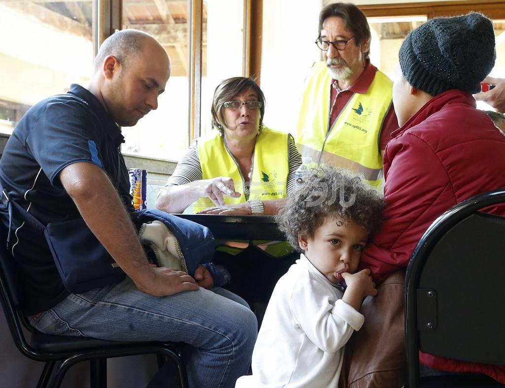 フランス国内に到着してボランティア団体メンバーのヒアリングに答える難民の家族。フランス国内も受け入れをめぐり、意見が２つに割れている＝２０１５年９月９日、フランス・首都パリ近郊（ロイター）