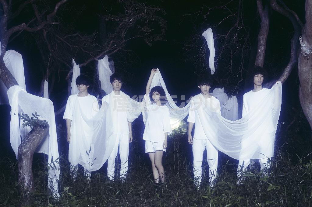 ５人組バンド、チェコ・ノー・リパブリックのメンバー。（左から）砂川一黄（Ｇ・Ｃｈｏ）、八木類（Ｇ・Ｃｈｏ・Ｓｙｎ・Ｖｏ）、タカハシマイ（Ｃｈｏ・Ｓｙｎ・Ｐｅｒ・Ｖｏ）、武井優心（Ｖｏ・Ｂ・Ｓｙｎ）、山崎正太郎（Ｄｒ・Ｃｈｏ）＝２０１５年６月２３日（提供写真）