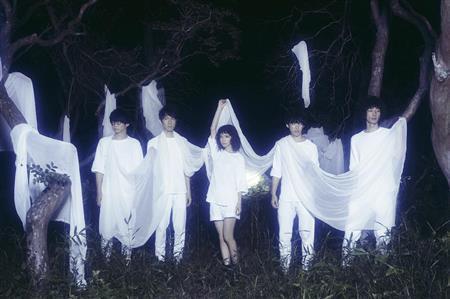 ５人組バンド、チェコ・ノー・リパブリックのメンバー。（左から）砂川一黄（Ｇ・Ｃｈｏ）、八木類（Ｇ・Ｃｈｏ・Ｓｙｎ・Ｖｏ）、タカハシマイ（Ｃｈｏ・Ｓｙｎ・Ｐｅｒ・Ｖｏ）、武井優心（Ｖｏ・Ｂ・Ｓｙｎ）、山崎正太郎（Ｄｒ・Ｃｈｏ）＝２０１５年６月２３日（提供写真）