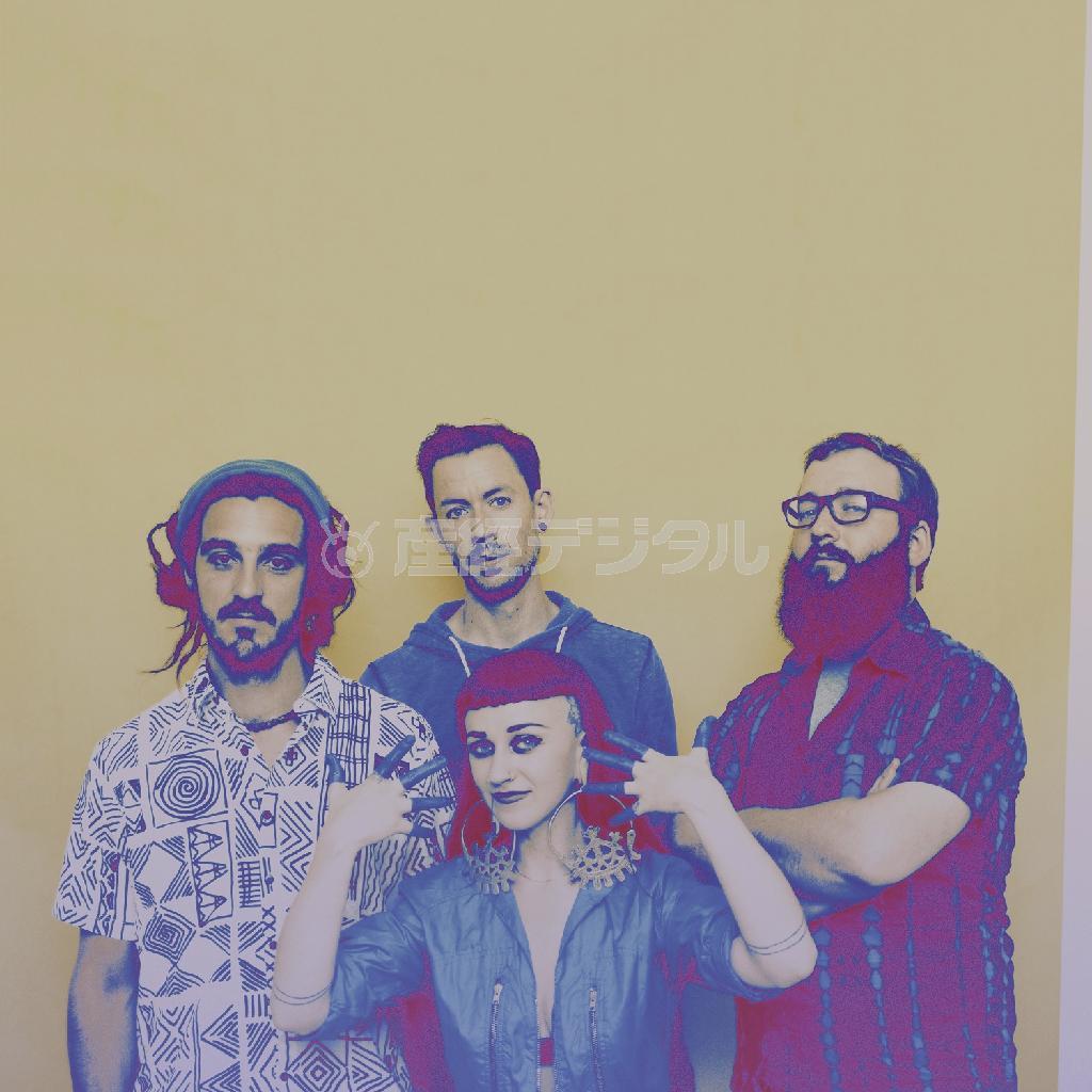 ネイ・パーム（手前）がボーカルを務める「ハイエイタス・カイヨーテ」。初来日も決定した＝２０１１年１月２１日（提供写真）