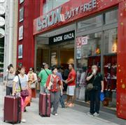 訪日外国人客で賑わう東京都中央区銀座の商業地（ラオックス銀座本店）＝１５日午後、東京都中央区銀座７－９－１７（宮川浩和撮影）