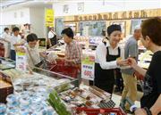 改装の効果でにぎわうユニーグループの総合スーパー「ピアゴ守山店」＝７月、名古屋市