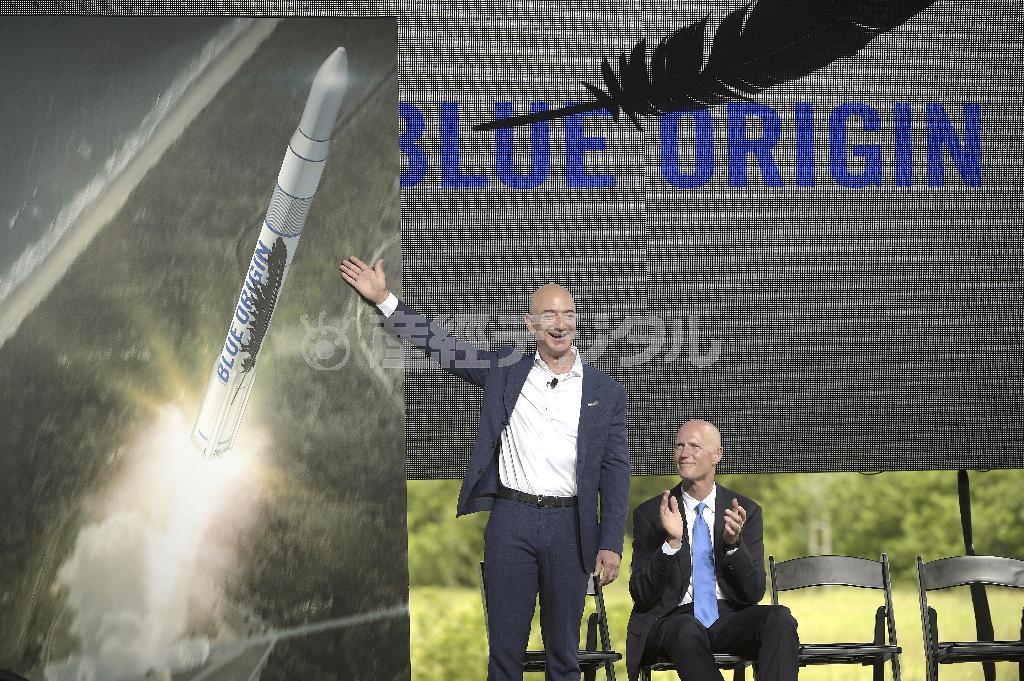記者会見で２０１０年代にロケット発射を目指す考えを表明するジェフ・ベゾス最高経営責任者（左）＝２０１５年９月１５日、米フロリダ州ケープ・カナベラル（ＡＰ）