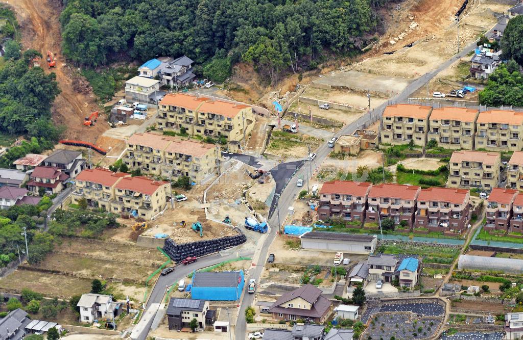 広島県広島市安佐南区八木地区の住宅地。土石流に襲われた住宅跡が更地となって連なる＝２０１５年８月１９日午前（共同通信社ヘリから撮影）