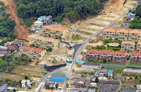 広島県広島市安佐南区八木地区の住宅地。土石流に襲われた住宅跡が更地となって連なる＝２０１５年８月１９日午前（共同通信社ヘリから撮影）
