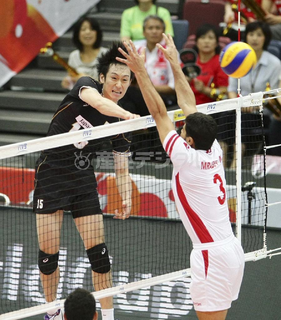 日本－チュニジアの第１セット、柳田将洋（やなぎだ・まさひろ）がスパイクを放つ＝２０１５年９月１７日、大阪市港区の大阪市中央体育館（共同）
