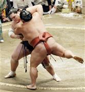 照ノ富士が寄り切りで嘉風（よしかぜ、手前）を下す＝２０１５年９月１６日、東京都墨田区・両国国技館（共同）