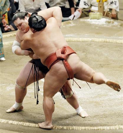 照ノ富士が寄り切りで嘉風（よしかぜ、手前）を下す＝２０１５年９月１６日、東京都墨田区・両国国技館（共同）