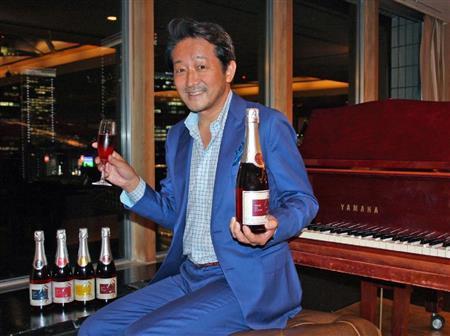 『今様』をプロデュースした辰巳琢郎（たつみ・たくろう）さんと歴代（左から順に）のボトル＝２０１５年８月１９日（青木冨美子さん撮影）