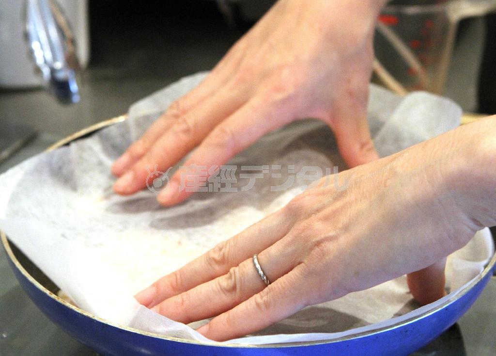 鶏手羽先とナスの煮浸し（作り方２）＿＿Ａ（調理しただし汁）を加え、落し蓋（オーブンシートを切ったものでよい）をして、１０分くらい弱めの中火で煮る。器に盛り、しそをちらす（田中幸美撮影）